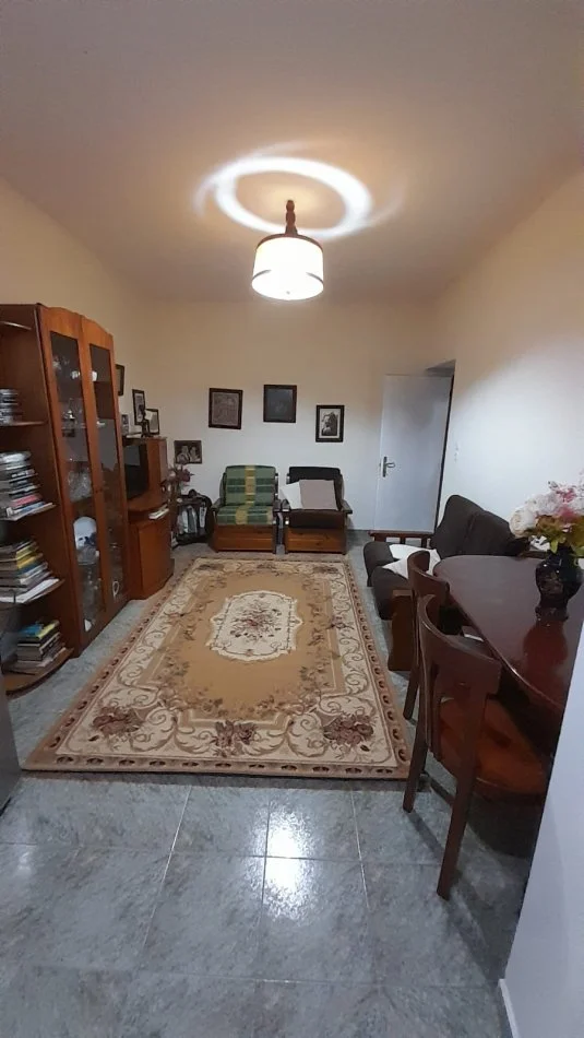 Tirane, jepet me qera apartament 2+1 Kati 1, 600 € (Zona e Bllokut prane shkolles Emin Duraku)