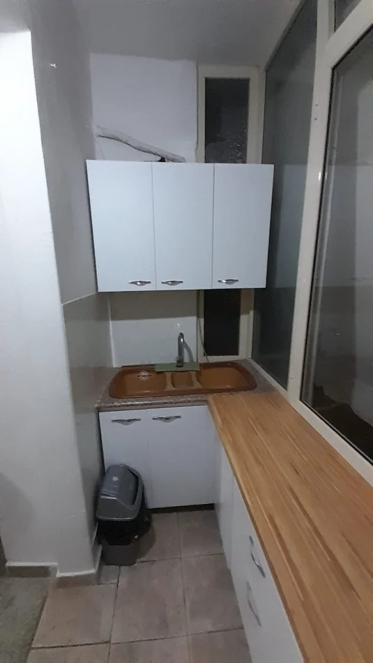 Tirane, jepet me qera apartament 2+1 Kati 1, 600 € (Zona e Bllokut prane shkolles Emin Duraku)