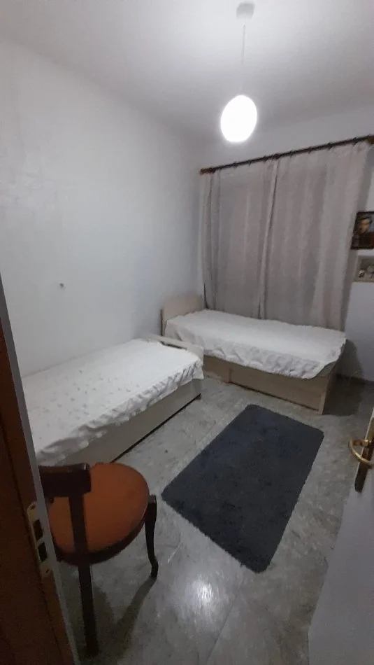 Tirane, jepet me qera apartament 2+1 Kati 1, 600 € (Zona e Bllokut prane shkolles Emin Duraku)