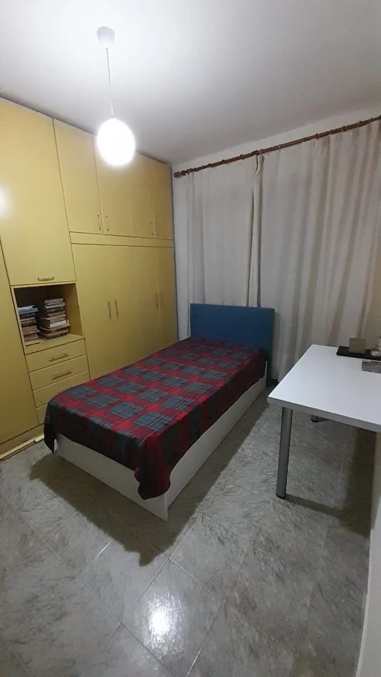 Tirane, jepet me qera apartament 2+1 Kati 1, 600 € (Zona e Bllokut prane shkolles Emin Duraku)