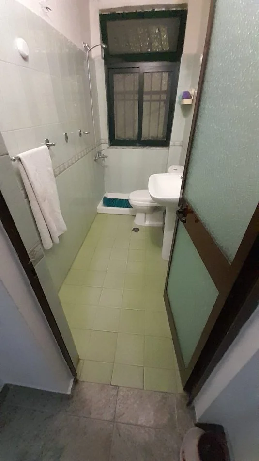 Tirane, jepet me qera apartament 2+1 Kati 1, 600 € (Zona e Bllokut prane shkolles Emin Duraku)