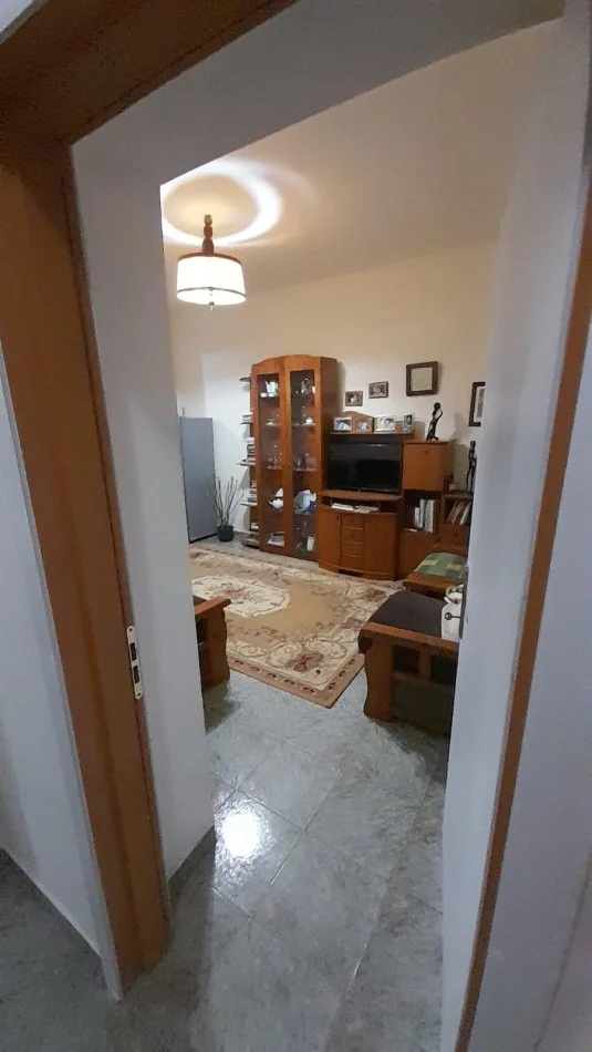 Tirane, jepet me qera apartament 2+1 Kati 1, 600 € (Zona e Bllokut prane shkolles Emin Duraku)