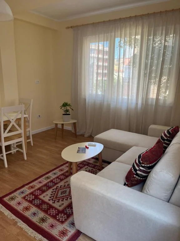 Tirane, jepet me qera apartament 2+1 Kati 3, 110 m² 700 € (21 dhjetori)
