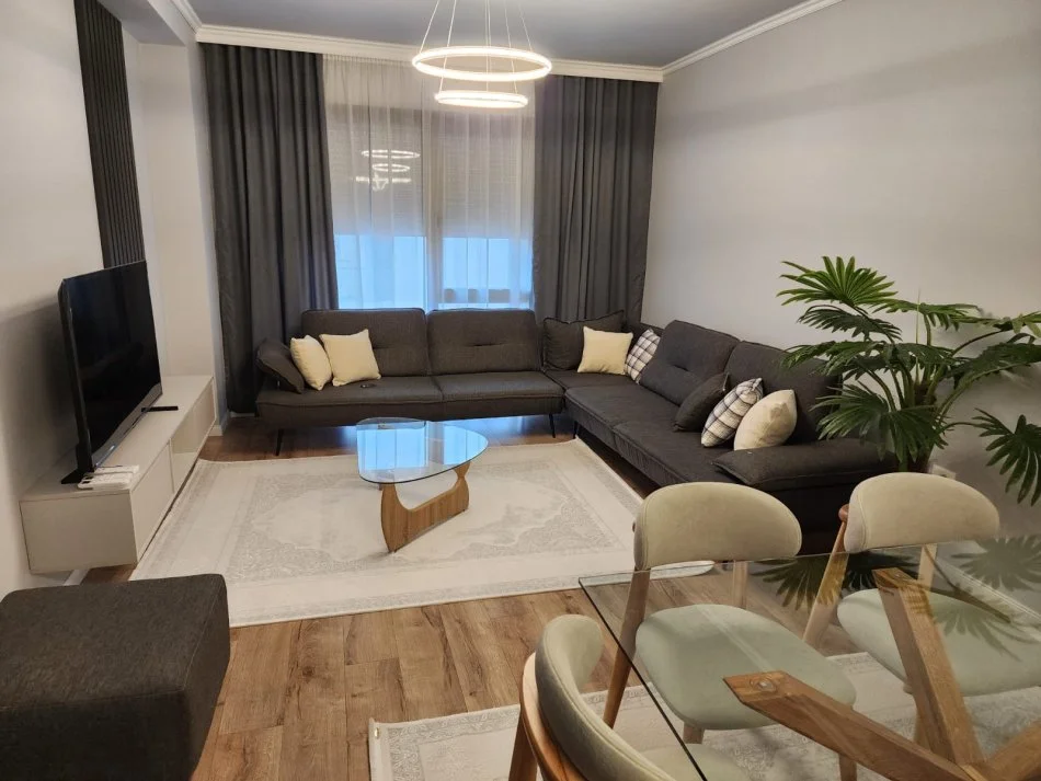 Tirane, jepet me qera apartament 2+1+Ballkon Kati 2, 116 m² 1.500 € (Liqeni i Thate)