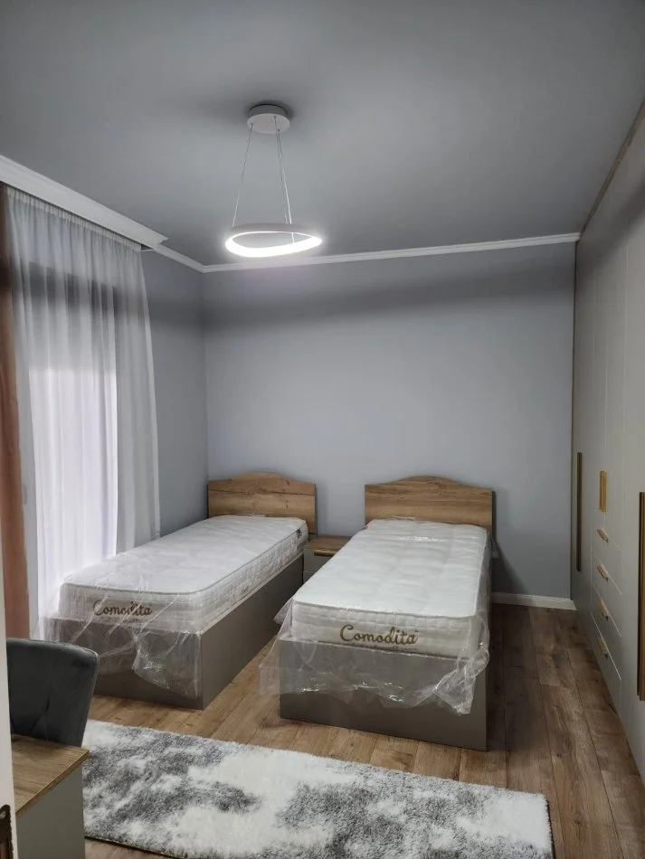 Tirane, jepet me qera apartament 2+1+Ballkon Kati 2, 116 m² 1.500 € (Liqeni i Thate)