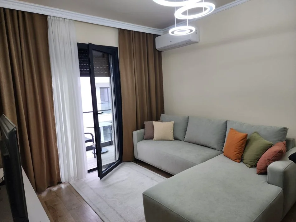 Tirane, jepet me qera apartament 1+1+Ballkon Kati 2, 68 m² 1.000 € (Liqeni i Thate)