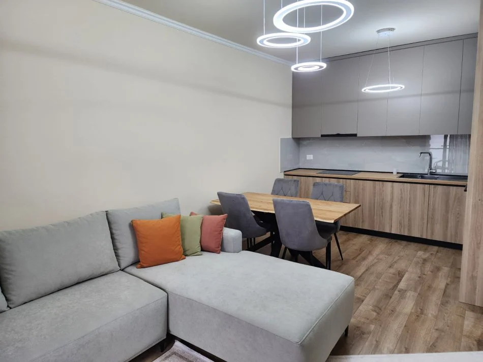 Tirane, jepet me qera apartament 1+1+Ballkon Kati 2, 68 m² 1.000 € (Liqeni i Thate)