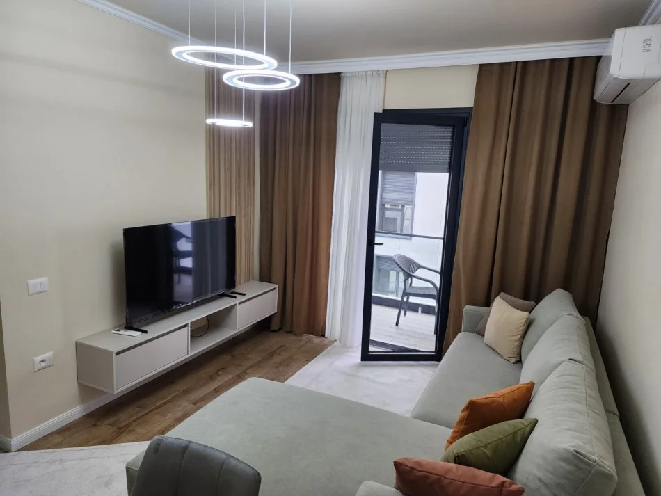 Tirane, jepet me qera apartament 1+1+Ballkon Kati 2, 68 m² 1.000 € (Liqeni i Thate)