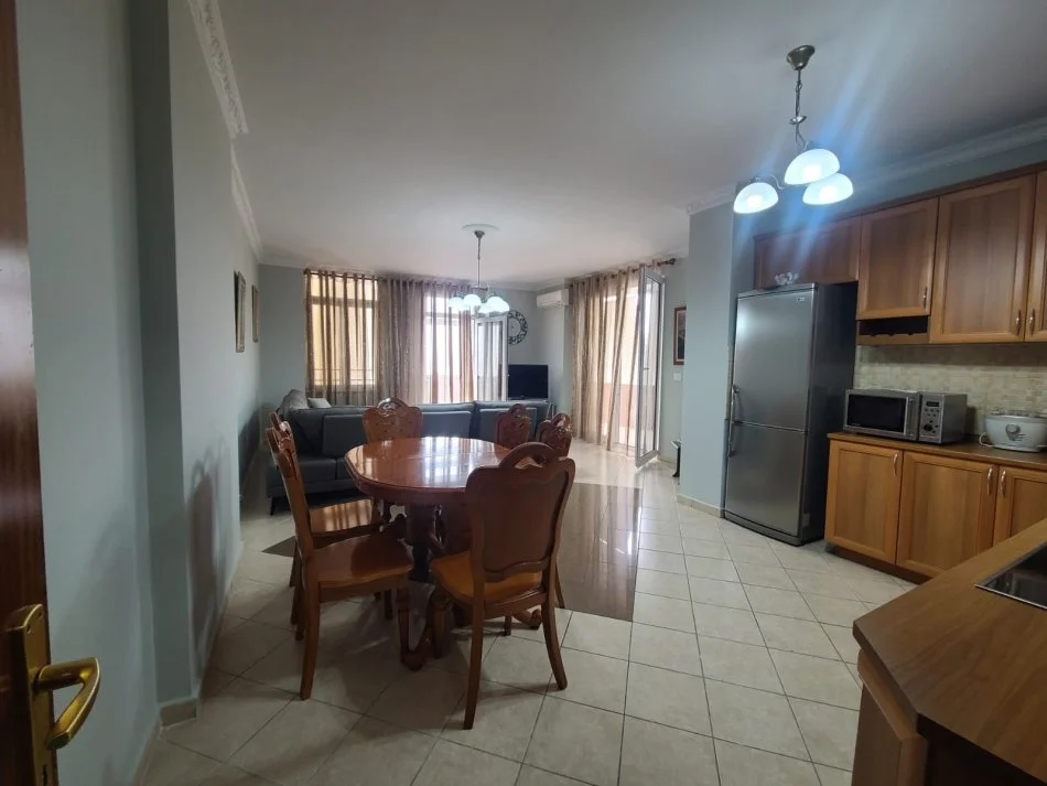 Tirane, jepet me qera apartament 2+1 Kati 8, 122 m² 750 € (Ish ekspozita)