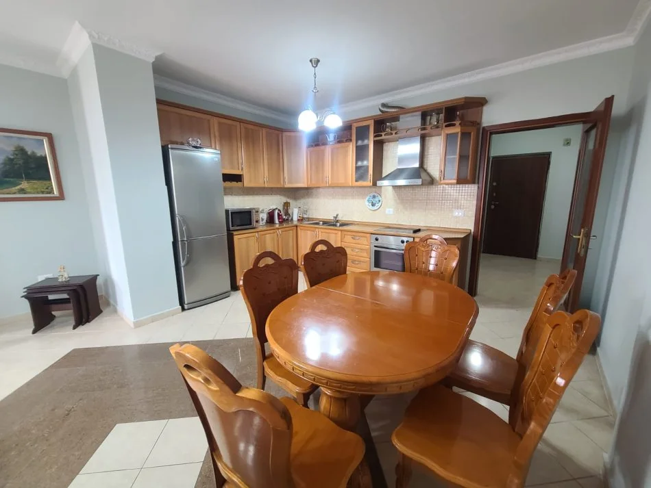 Tirane, jepet me qera 2+1 Kati 8, 800 € (Ish ekspozita)