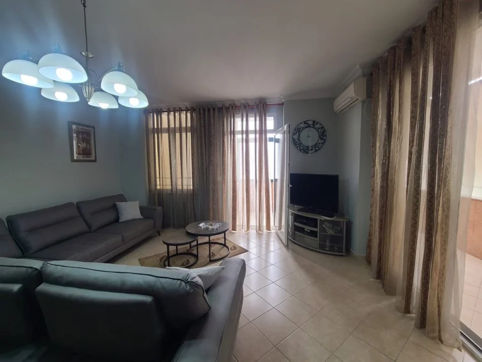 Tirane, jepet me qera apartament 2+1 Kati 8, 122 m² 750 € (Ish ekspozita)
