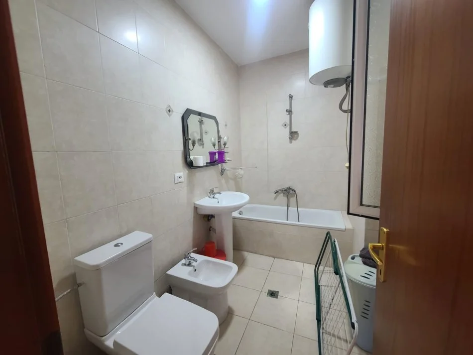Tirane, jepet me qera apartament 2+1 Kati 8, 122 m² 750 € (Ish ekspozita)
