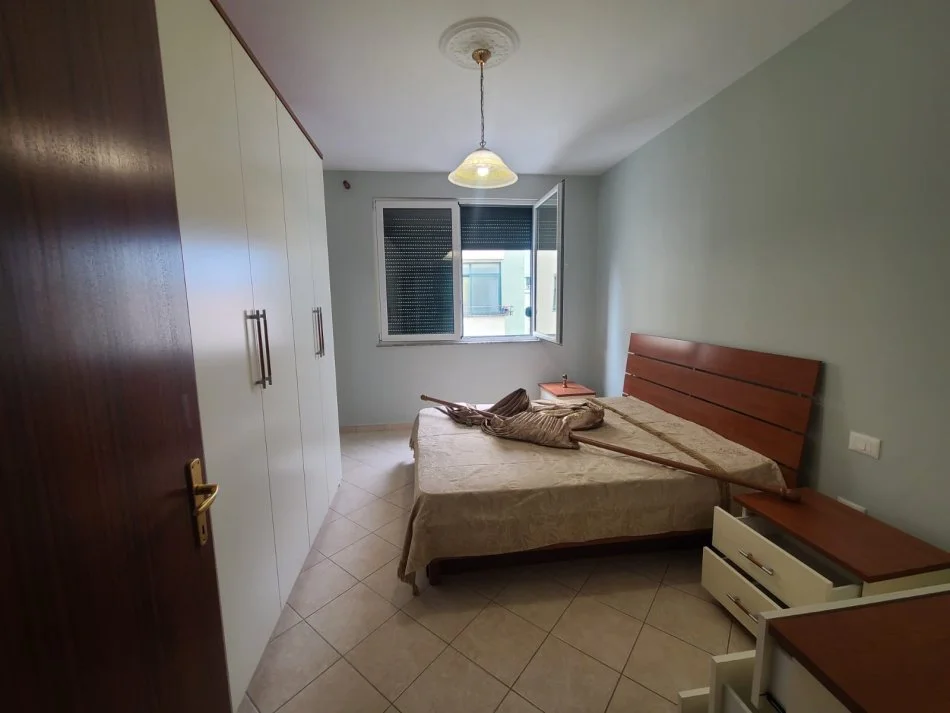 Tirane, jepet me qera 2+1 Kati 8, 800 € (Ish ekspozita)