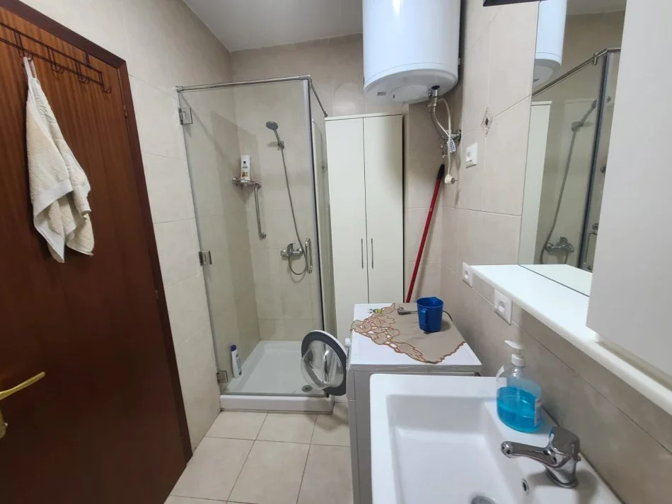 Tirane, jepet me qera apartament 2+1 Kati 8, 122 m² 750 € (Ish ekspozita)