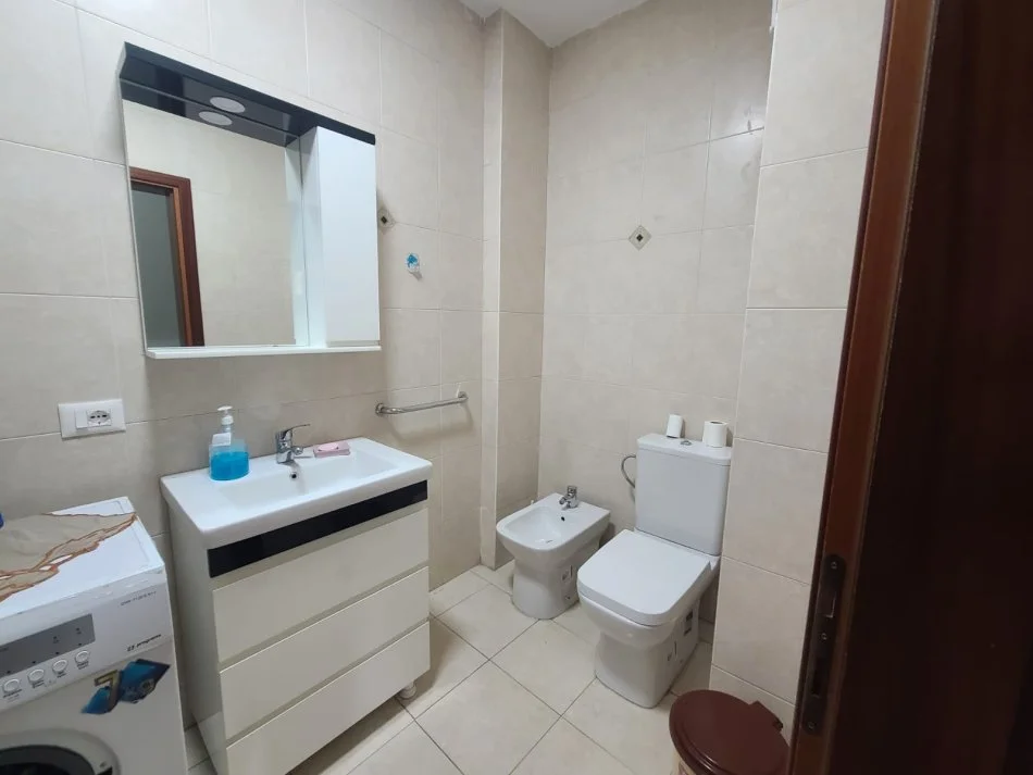 Tirane, jepet me qera 2+1 Kati 8, 800 € (Ish ekspozita)