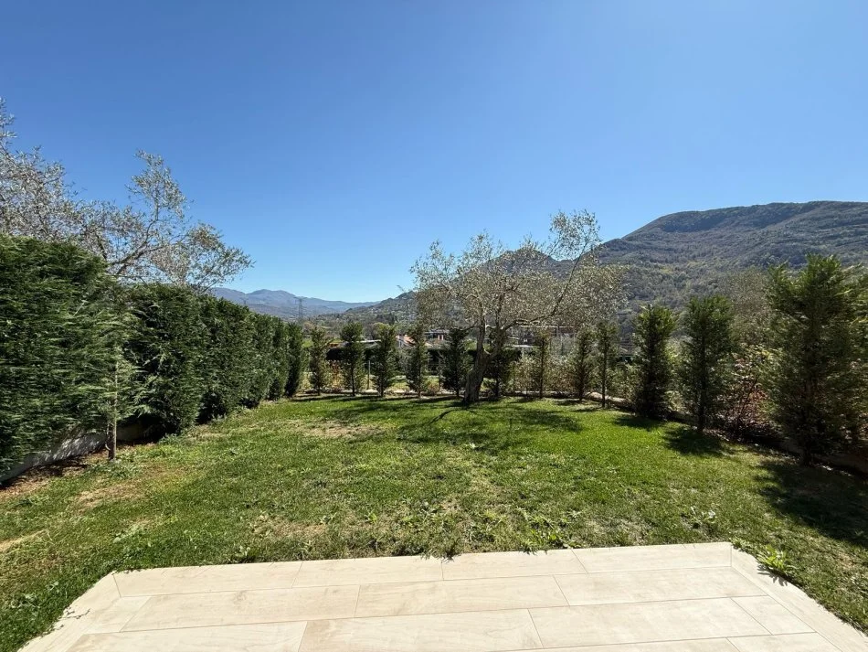 Tirane, jepet me qera Vile 3 Katshe Kati 3, 250 m² 2.300 € (Mullet)