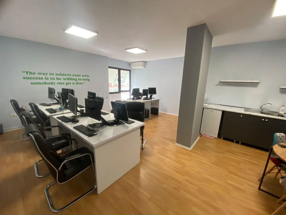 Tirane, jepet me qera zyre Kati 4, 135 m² 1.000 € (BLLOKU)