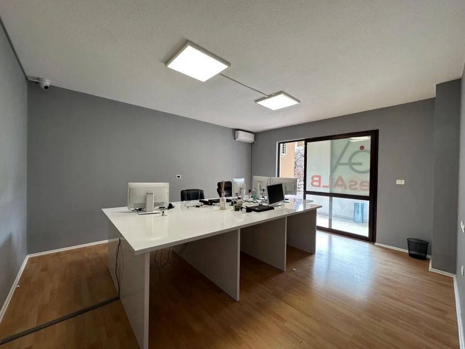 Tirane, jepet me qera zyre Kati 4, 135 m² 1.000 € (BLLOKU)