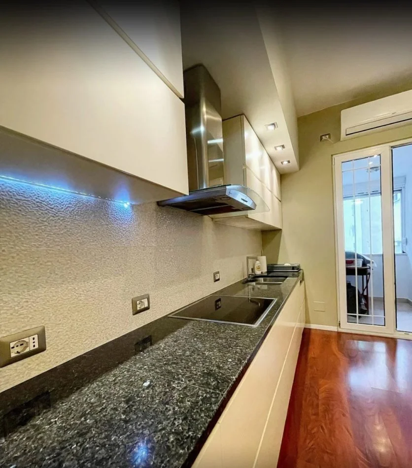 Tirane, jepet me qera apartament 2+1 Kati 5, 103 m² 800 € (Rruga Abdyl Frasheri)