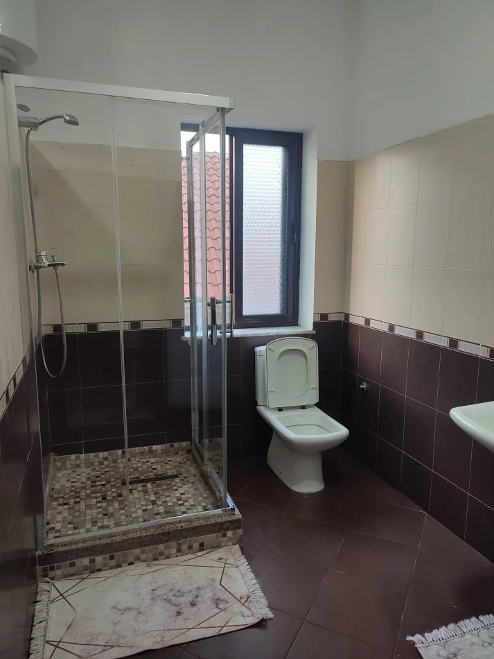 Tirane, jepet me qera apartament 3+1+Aneks+Ballkon Kati 2, 140 m² 800 € (Komuna e Parisit)