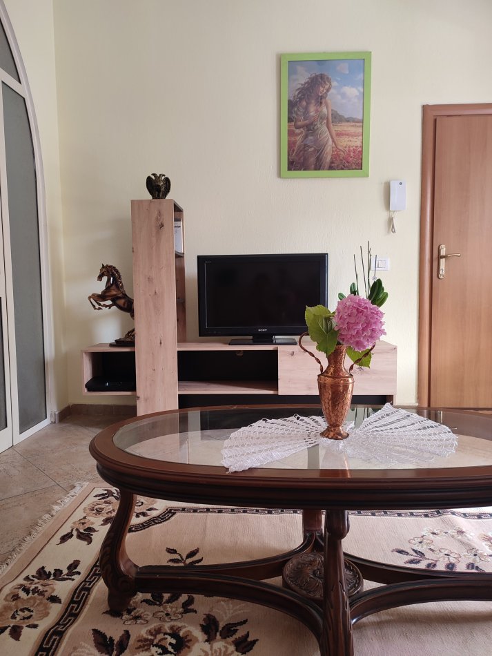 Tirane, jepet me qera apartament 3+1+Aneks+Ballkon Kati 2, 140 m² 800 € (Komuna e Parisit)