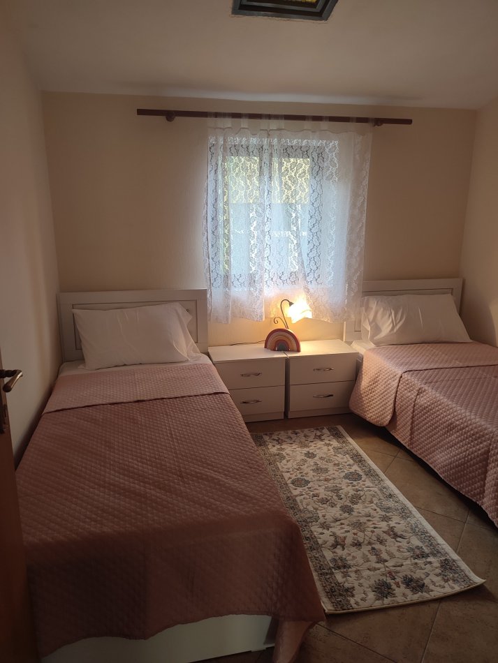 Tirane, jepet me qera apartament 3+1+Aneks+Ballkon Kati 2, 140 m² 800 € (Komuna e Parisit)