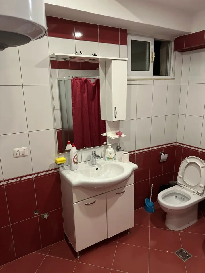 Tirane, jap me qera zyre Kati 1, 105 m² 800 € (Rruga Sami Frasheri)