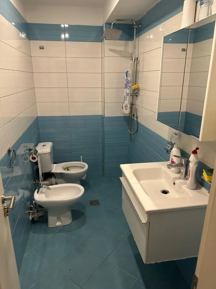 Tirane, jap me qera zyre Kati 1, 105 m² 800 € (Rruga Sami Frasheri)