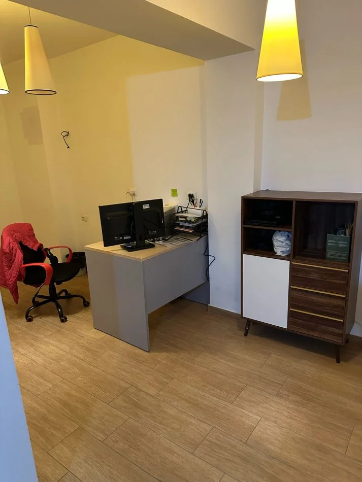 Tirane, jap me qera zyre Kati 1, 105 m² 800 € (Rruga Sami Frasheri)