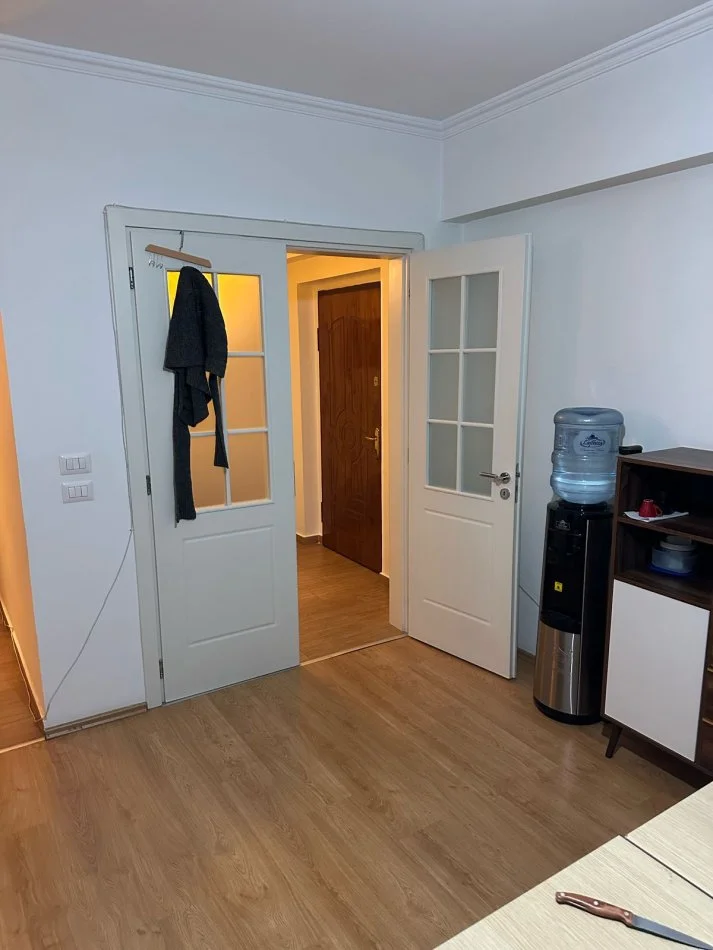 Tirane, jap me qera zyre Kati 1, 105 m² 800 € (Rruga Sami Frasheri)