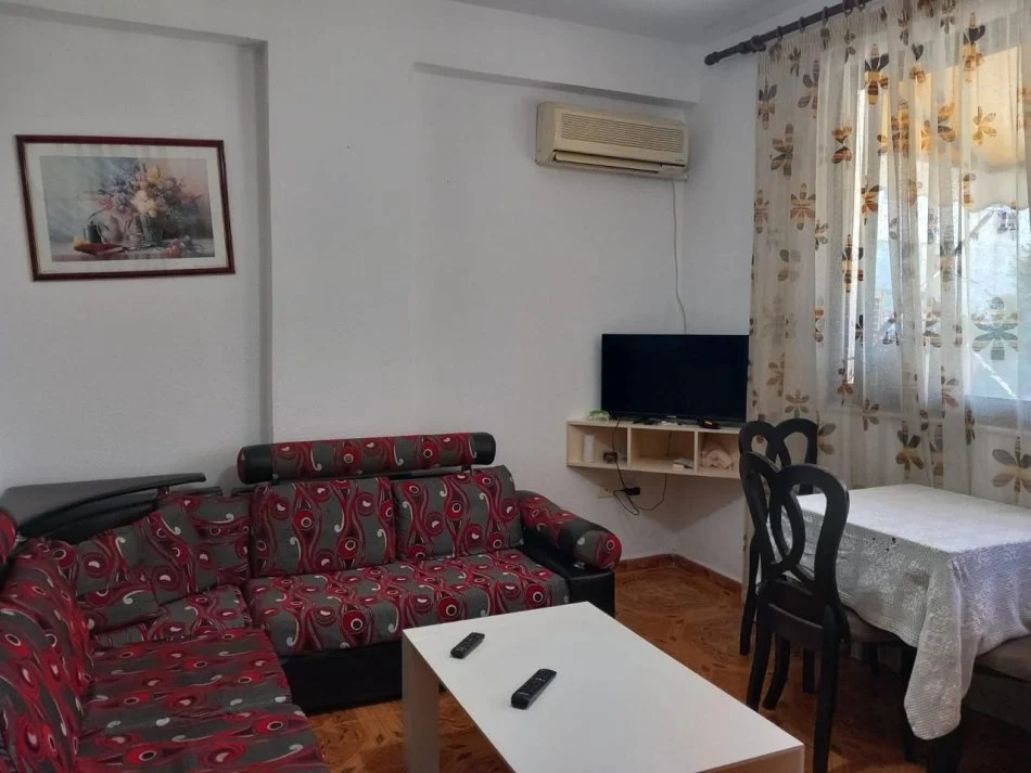 Tirane, jepet me qera apartament 1+1 Kati 1, 50 m² 400 € (21 dhjetori )