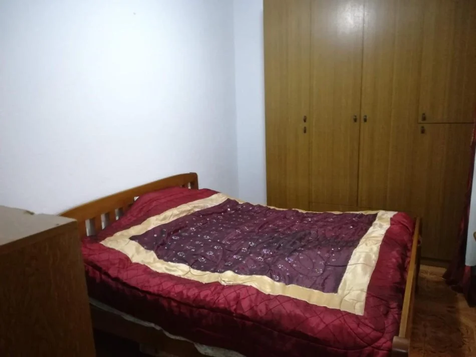 Tirane, jepet me qera apartament 1+1 Kati 1, 50 m² 400 € (21 dhjetori )