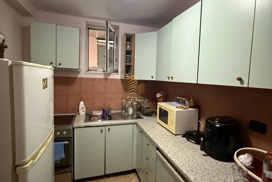 Tirane, jepet me qera apartament 1+1 Kati 3, 80 m² 500 € i diskutueshem (Rruga Barrikadave)