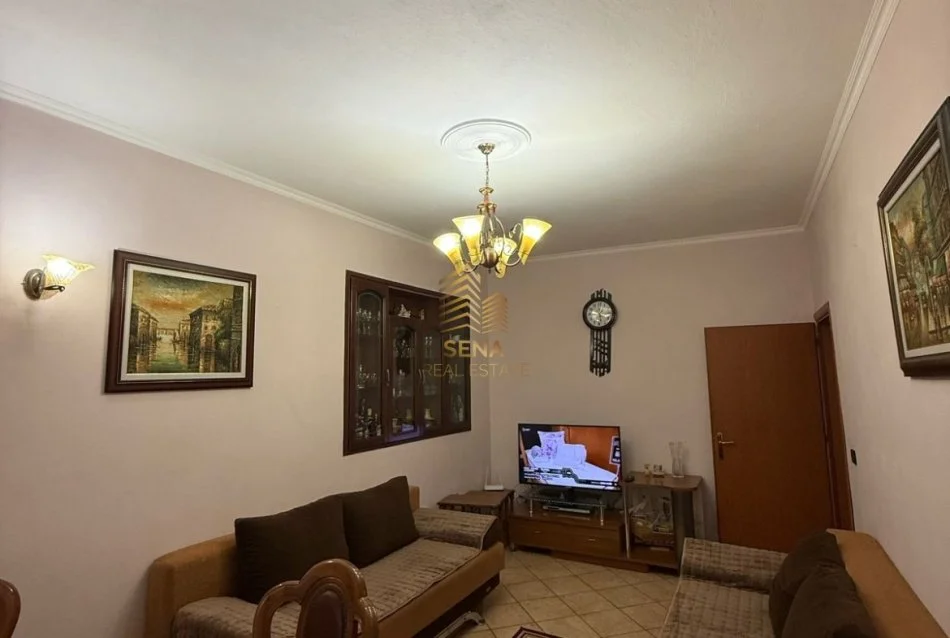 Tirane, jepet me qera apartament 1+1 Kati 3, 80 m² 500 € i diskutueshem (Rruga Barrikadave)