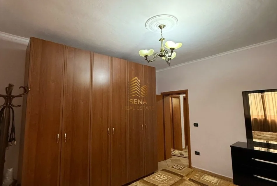 Tirane, jepet me qera apartament 1+1 Kati 3, 80 m² 500 € i diskutueshem (Rruga Barrikadave)