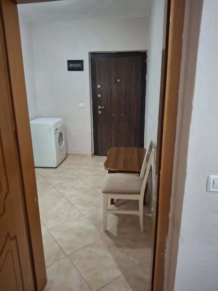 Tirane, jepet me qera apartament 1+1 Kati 1, 400 € (Rruga e dibres)