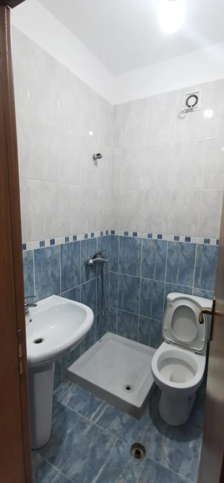 Tirane, jepet me qera apartament 2+1+Aneks+Ballkon , 110 m² 400 € 
