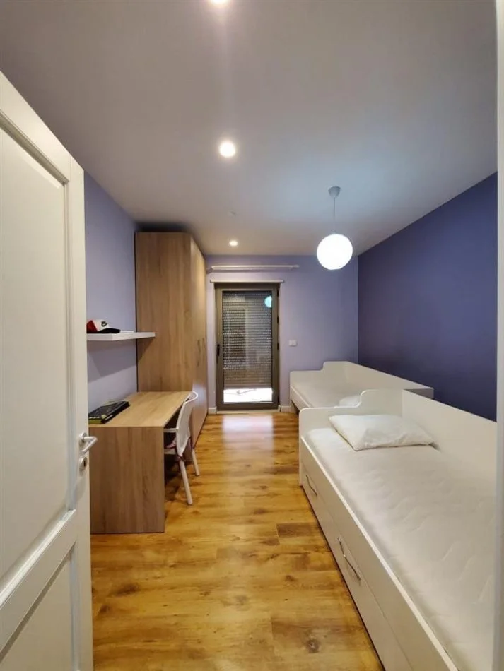 Tirane, jepet me qera 2+1+Ballkon Kati 4, 125 m² 1.150 € (Rruga e Kavajes)