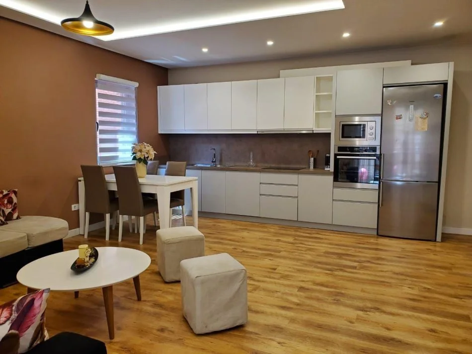 Tirane, jepet me qera 2+1+Ballkon Kati 4, 125 m² 1.150 € (Rruga e Kavajes)