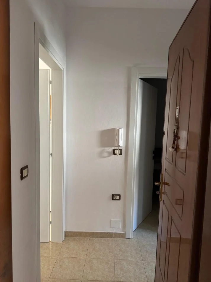 Tirane, jepet me qera 1+1 Kati 1, 65 m² (Rruga 5 maji)