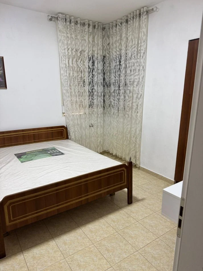 Tirane, jepet me qera 1+1 Kati 1, 65 m² (Rruga 5 maji)
