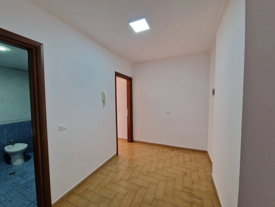 Tirane, jepet me qera zyre , 157 m² 1.300 € (Blloku)