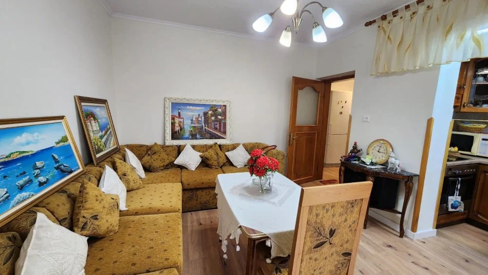 Tirane, jepet me qera apartament 2+1+Aneks+Ballkon Kati 5, 80 m² 600 € (Rruga e Dibres)