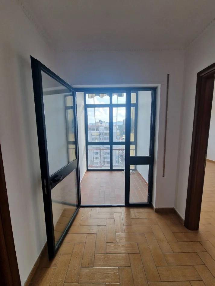 Tirane, jepet me qera zyre , 157 m² 1.300 € (Blloku)