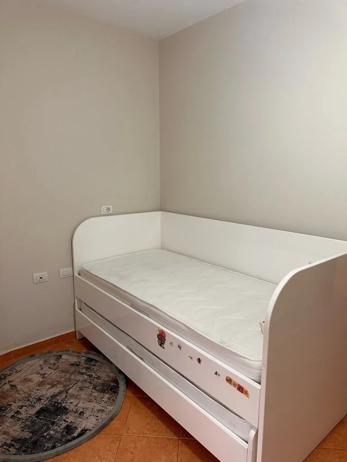 Tirane, jepet me qera apartament 3+1 Kati 5, 125 m² 650 € (Te mbikalimi komunes)