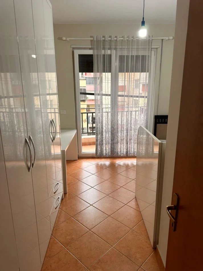 Tirane, jepet me qera apartament 3+1 Kati 5, 125 m² 650 € (Te mbikalimi komunes)