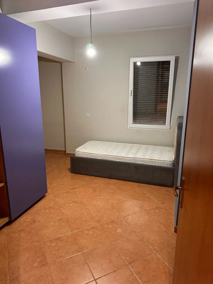 Tirane, jepet me qera apartament 3+1 Kati 5, 125 m² 650 € (Te mbikalimi komunes)