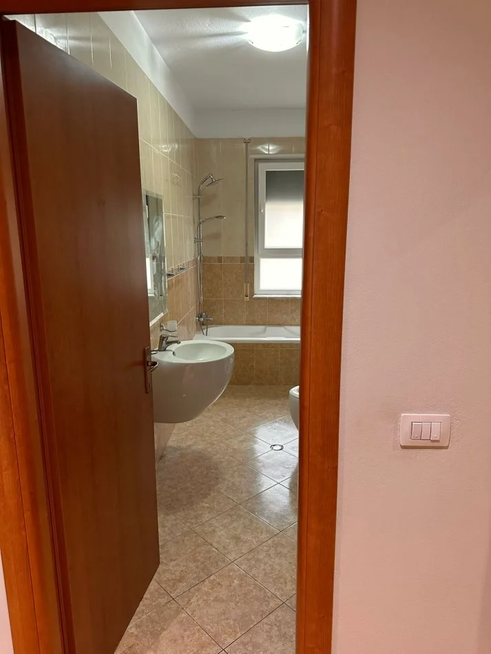 Tirane, jepet me qera apartament 3+1 Kati 5, 125 m² 650 € (Te mbikalimi komunes)