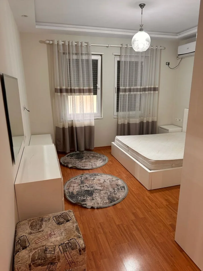 Tirane, jepet me qera apartament 3+1 Kati 5, 125 m² 650 € (Te mbikalimi komunes)