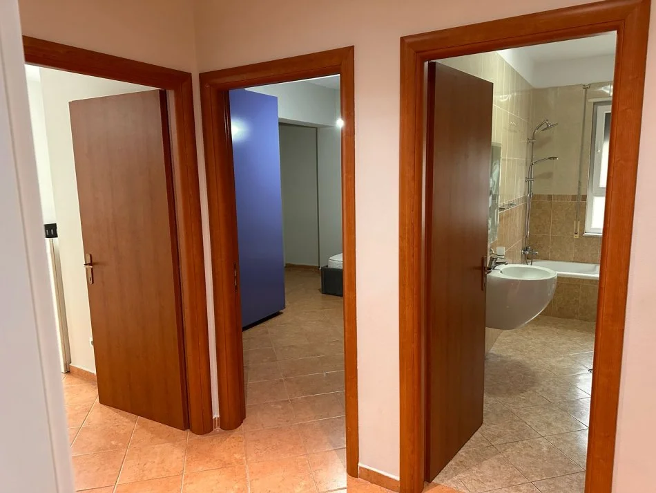 Tirane, jepet me qera apartament 3+1 Kati 5, 125 m² 650 € (Te mbikalimi komunes)